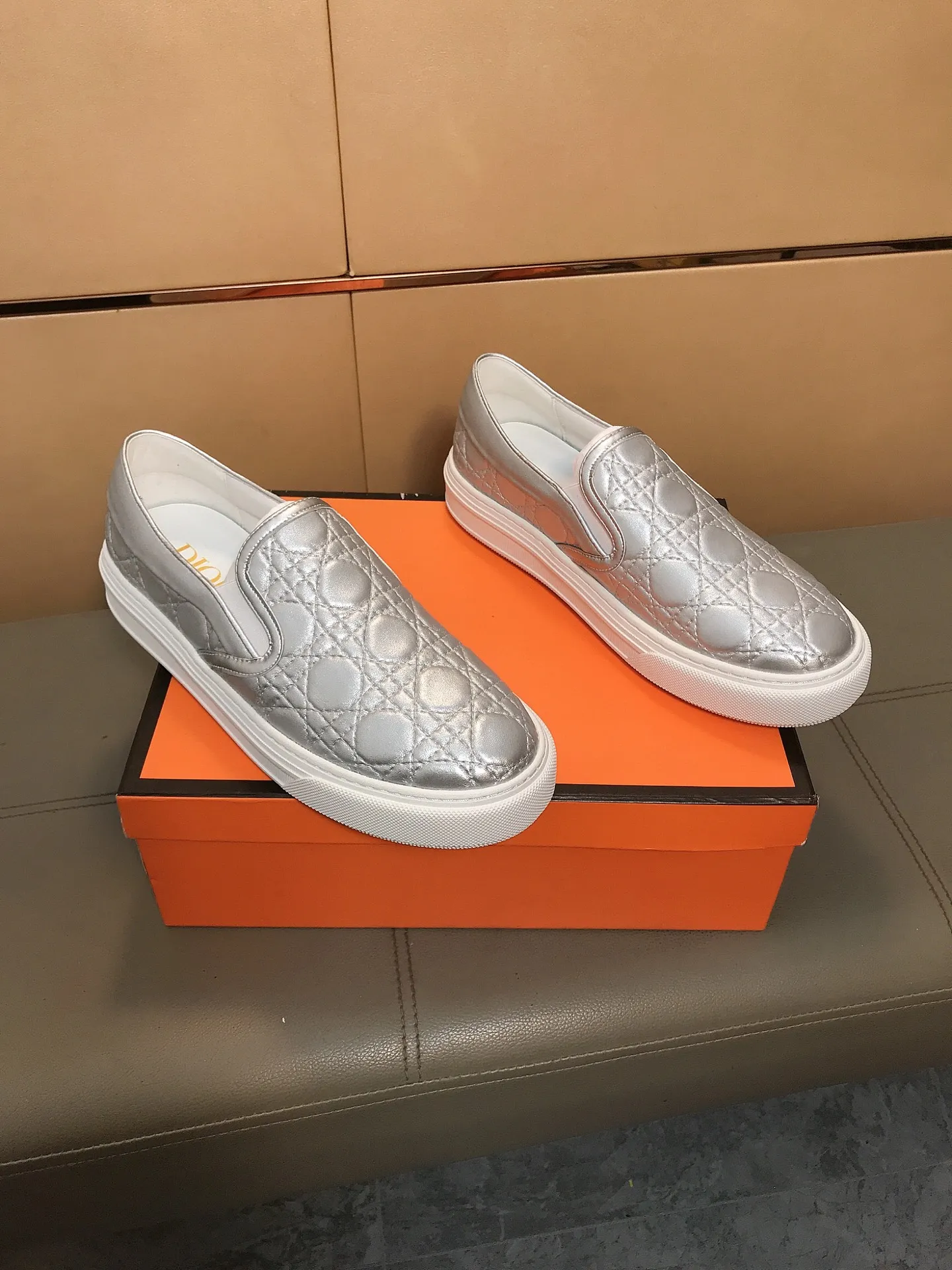 Factory price 400 🔥🔥 (Dior) new men's casual sports shoes 👣 Full of charm, luxury style gentleman's shoes Upper: Made of embossed cowhide imported from Italy, breathable leather lining. Brand wear-resistant soles; with classic logo💋The whole pair of shoes is fashionable and casual without losing high-end style🎈🎈Size: 39-44 (45.46 can be customized)